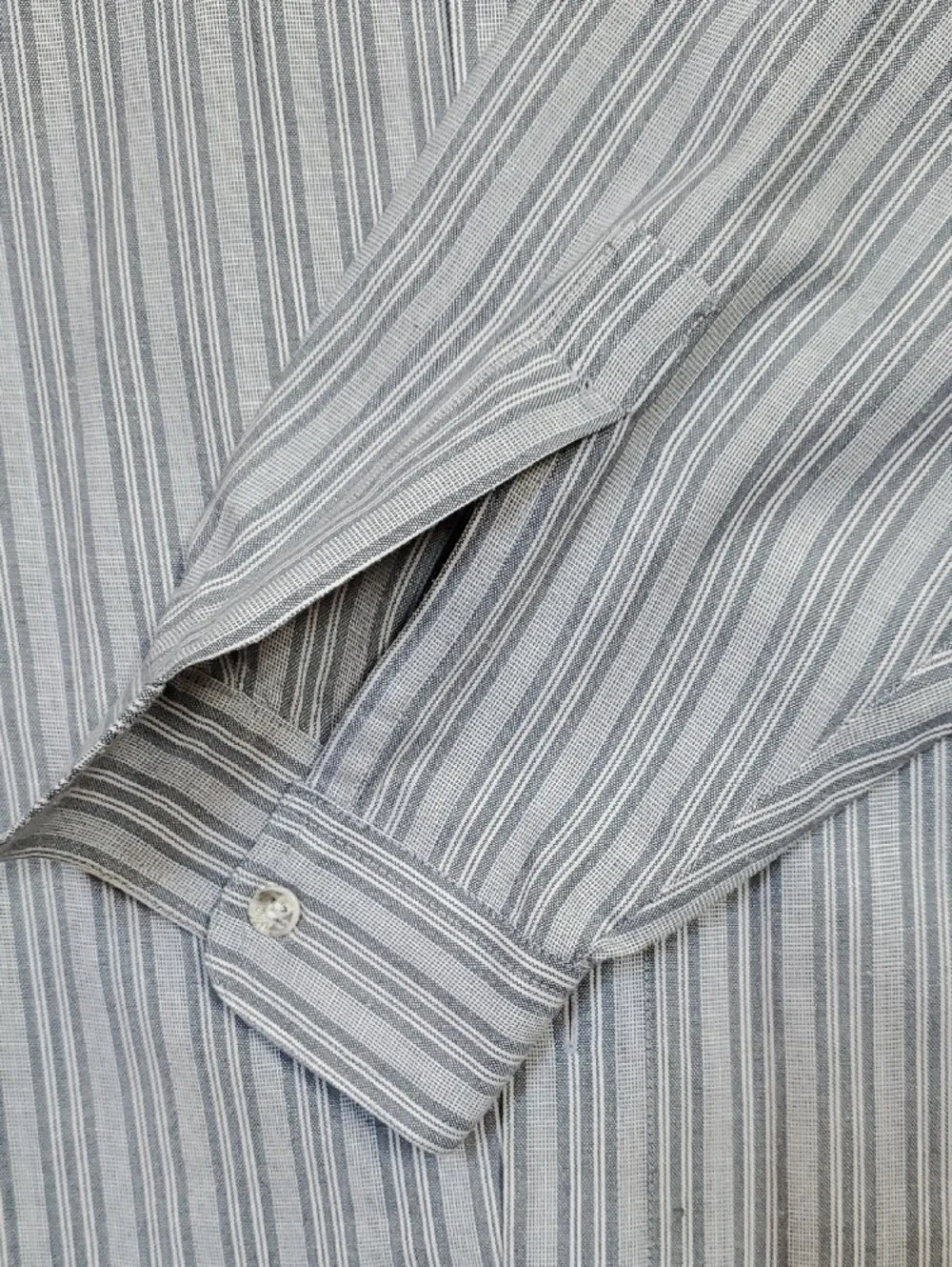 Levi's Men's Gray and White Striped Button-Down Shirt